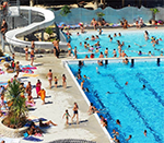Oui, il existe effectivement une piscine publique à proximité de notre camping.
