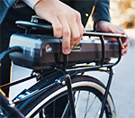 Oui, le camping est partiellement équipé pour répondre aux besoins des utilisateurs de véhicules électriques.